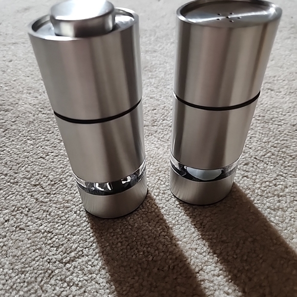 5.25″ Mr.Dudley Silver Echo – Stainless Steel Salt Shaker & Peppermill  MRD 4240 - Picture 3 of 7